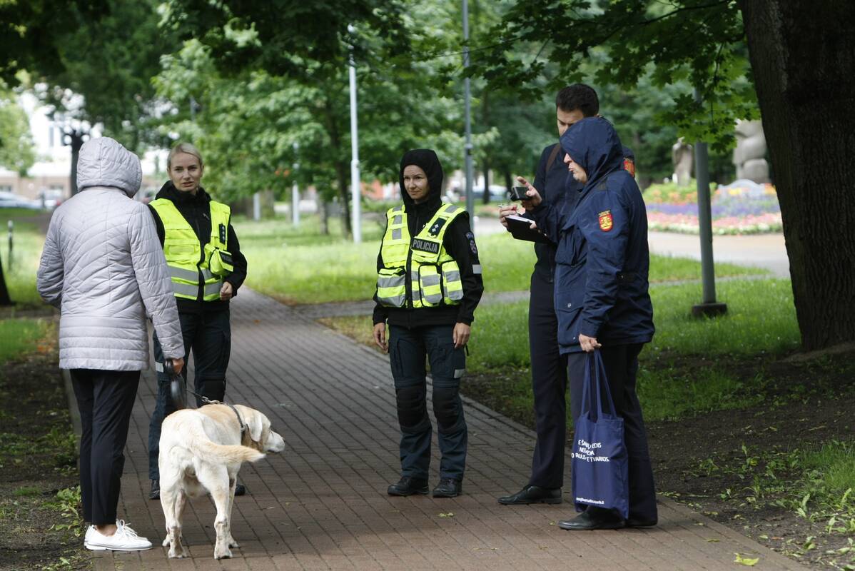 eidai: Klaipėdos savivaldybės Viešosios tvarkos skyriaus pareigūnai dažnai kartu su policininkais dalyvauja patikrinimuose, todėl neabejojama, kad jiems būtina uniforma.