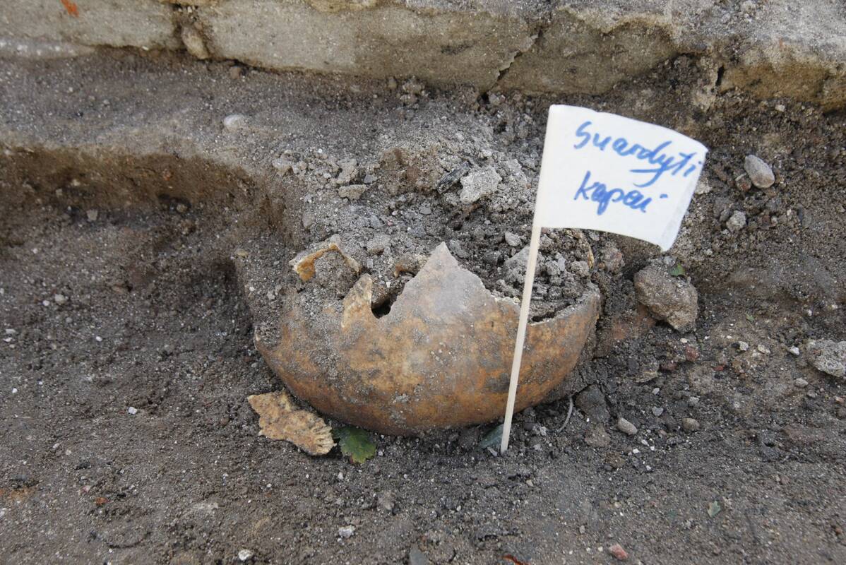 adiniai: Šv. Jono bažnyčios pamatus atkasę archeologai rado ir čia kadaise palaidotų miestiečių palaikų.