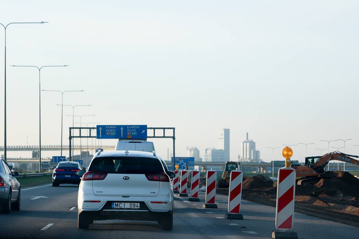 Laukimas: pakeliui į Jakų žiedinę sankryžą automobiliai stoviniuoti ilgose eilėse turėtų jau nebeilgai. Netrukus dalis mašinų suks į naujo prekybos kvartalo teritoriją.