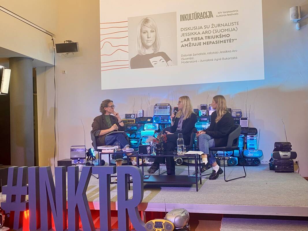 Įžvalgos: diskusijoje žurnalistė J. Aro (centre) pasakojo apie Rusijos dezinformacijos sklaidos ypatybes bei dalijosi savo patirtimi tiriant vadinamųjų trolių fermų veiklą.