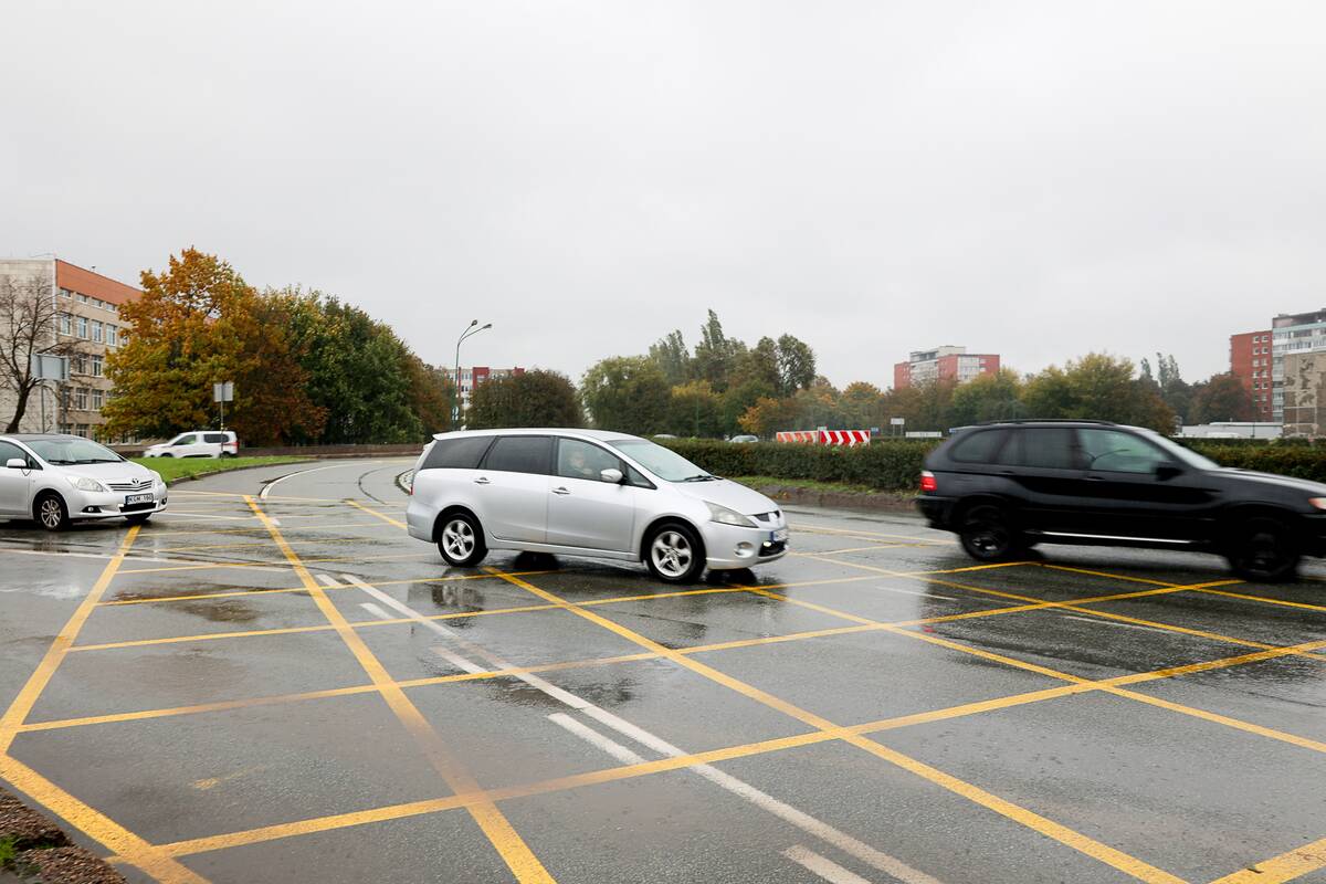 Faktas: nors kai kuriems vairuotojams šis ženklinimas gali atrodyti neįprastas, jis šioje vietoje nėra naujas – buvo įrengtas dar 2021 m., o dabar tik atnaujintas.