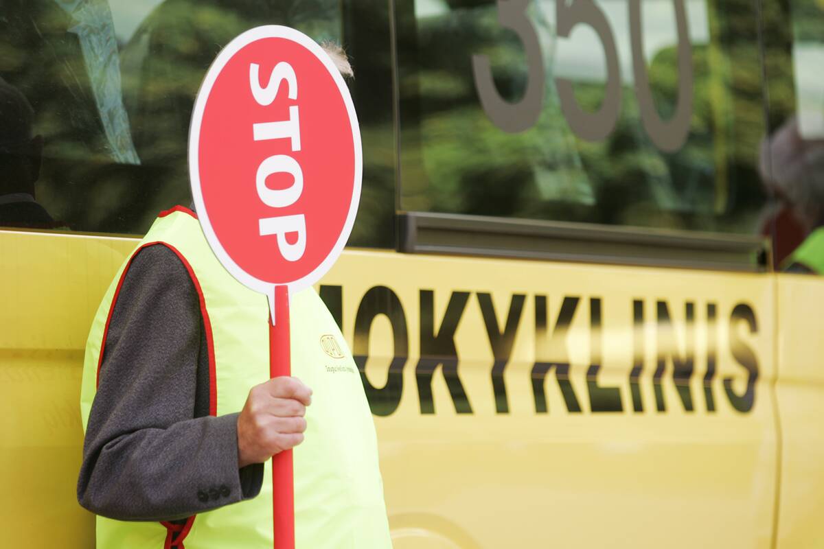 Situacija: po atlikto tyrimo paaiškėjo, kad didžioji pedagogų dalis mokyklose patiria įvairaus pobūdžio smurtą, pradedant fiziniu ir baigiant seksualiniu. Mokytojai mano, kad atėjo metas jį stabdyti.