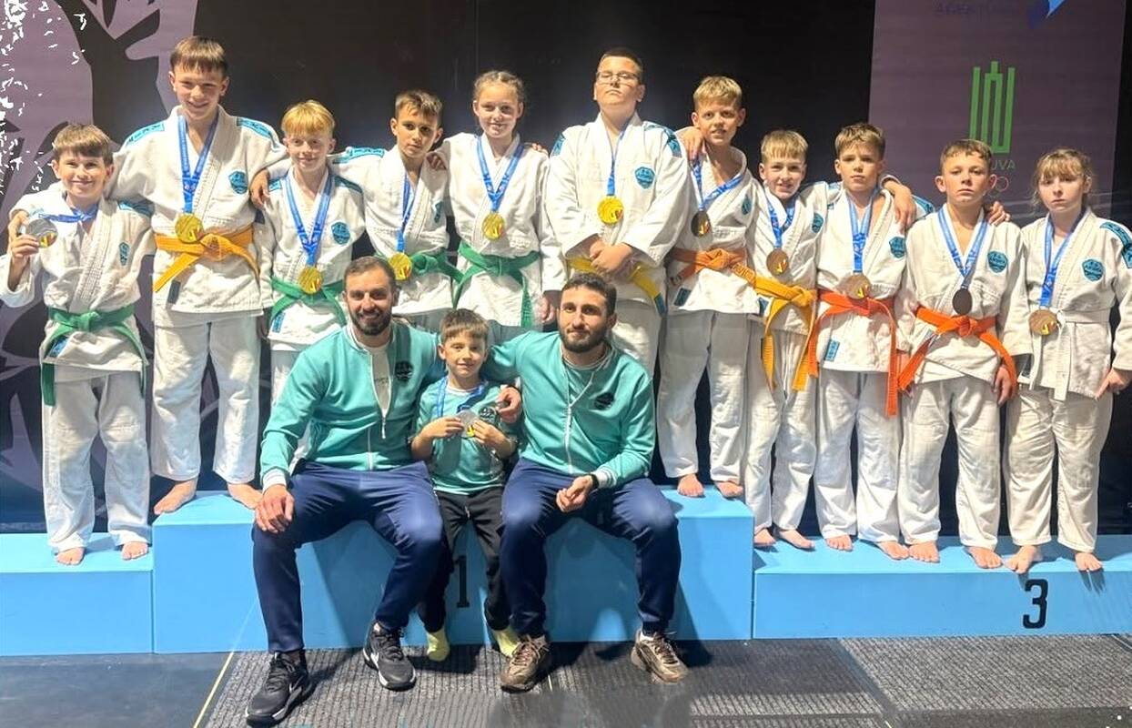 Komanda: treneriai M. Jakubavičius (kairėje)ir T. Galstian su auklėtiniais – Lietuvos moksleivių čempionato aukso medalių laimėtojais.