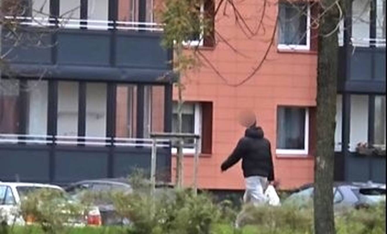 Užfiksavo: nukentėjusi moteris nufotografavo, kaip prie jos priekabiavęs vyras skubiai nueina gatve.