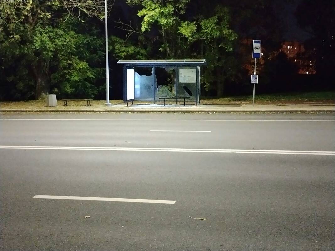 Vandalizmas: Smiltelės gatvėje klaipėdietis pastebėjo išdaužtus dviejų autobusų stotelių stiklus.