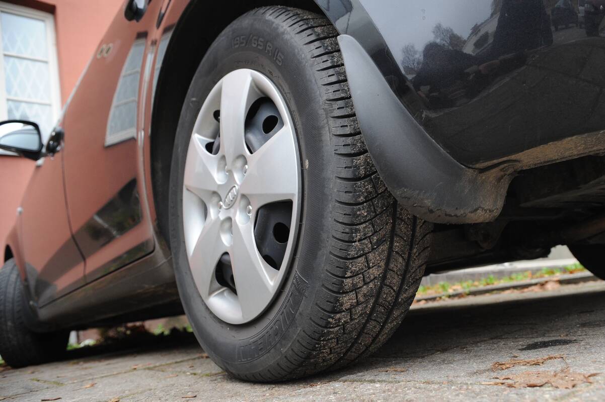 Nepadoru: vietiniai gyventojai pastebėjo jaunuolius, kurie spardė automobilių aikštelėje stovinčių automobilių padangas.