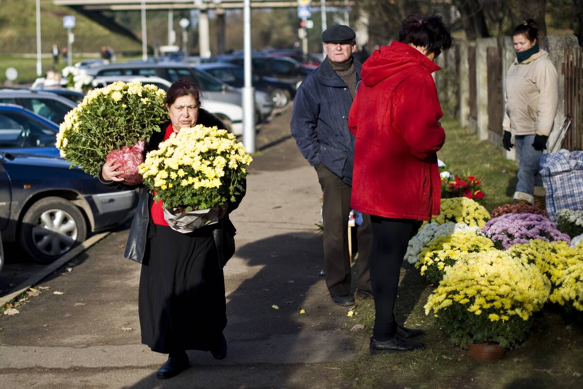 Pasirinkimas: dalis žmonių ant artimųjų kapų neša tik gyvas gėles.
