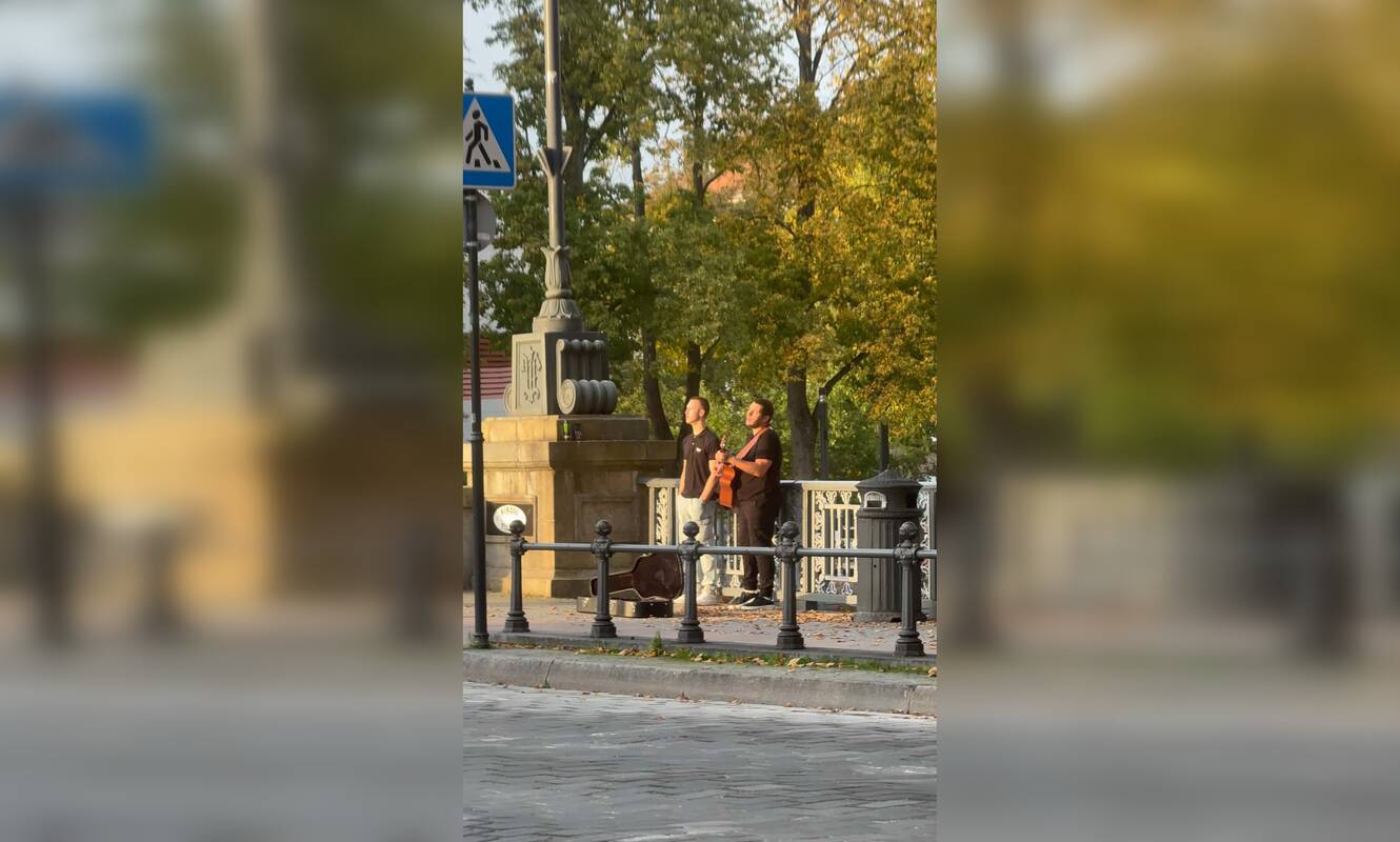 Nemalonu: ant Biržos tilto dainuojančių jaunuolių dainos patiko ne visiems.