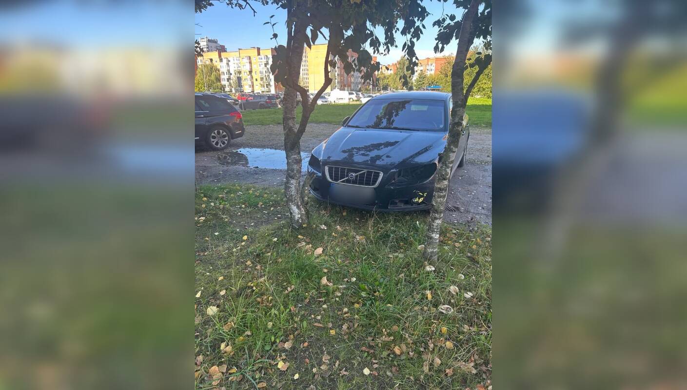 Pastebėjo: klaipėdietis susirūpino automobilio būkle – transporto priemonė stovėjo be priekinių žibintų.