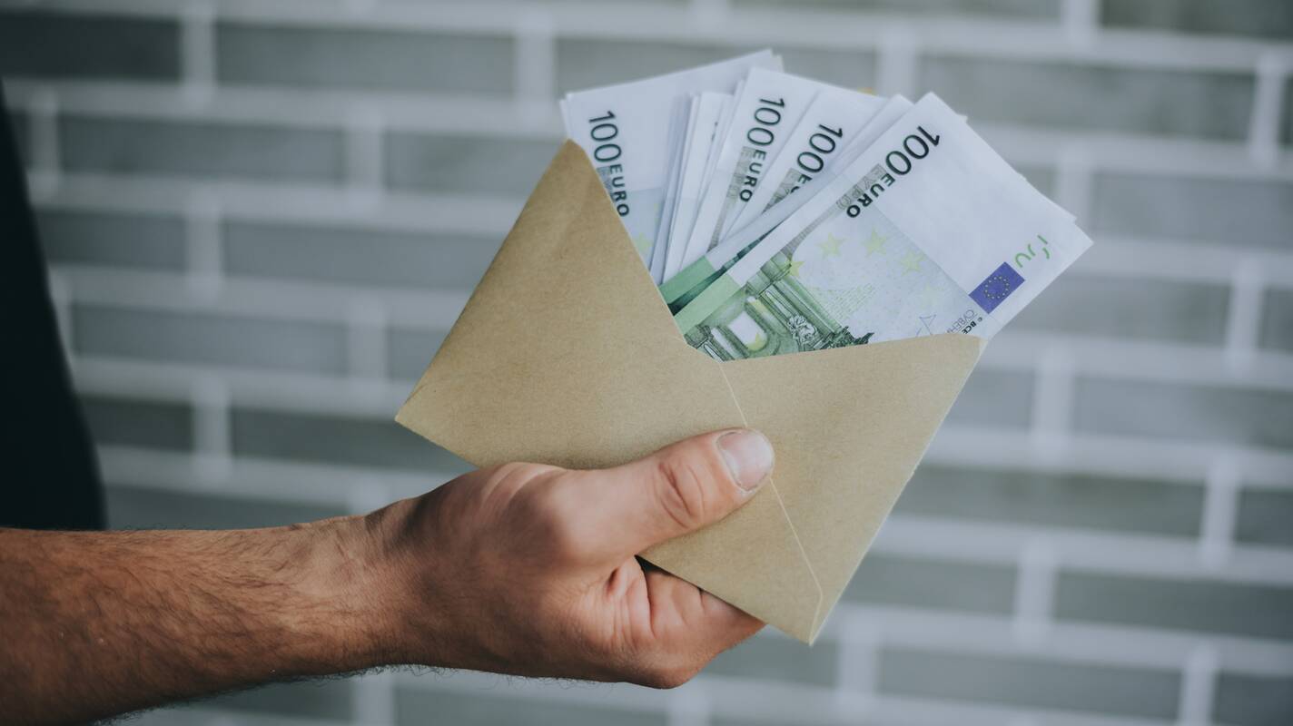 
<span>Kariuomenės atstovo papirkimu kaltinamas darbų vadovas: norėjau tik įteikti kalėdinę dovaną</span>
