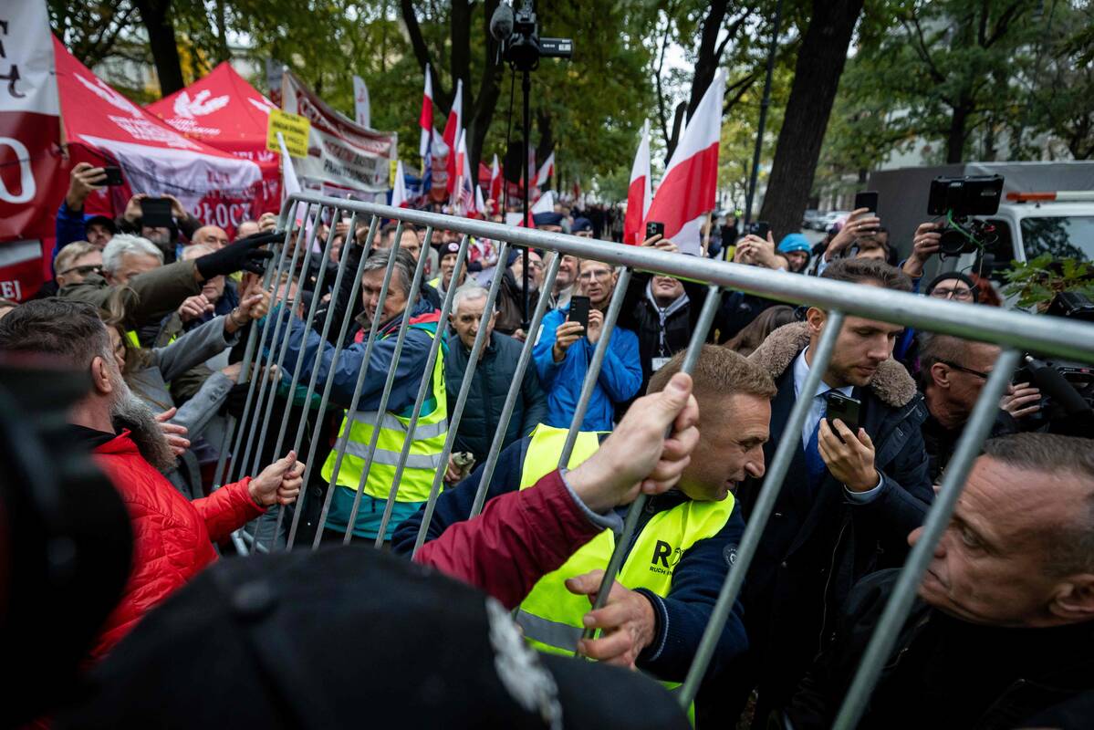 
<span>Lenkijos policija susirėmė su protestuotojais prie Konstitucinio Tribunolo</span>
