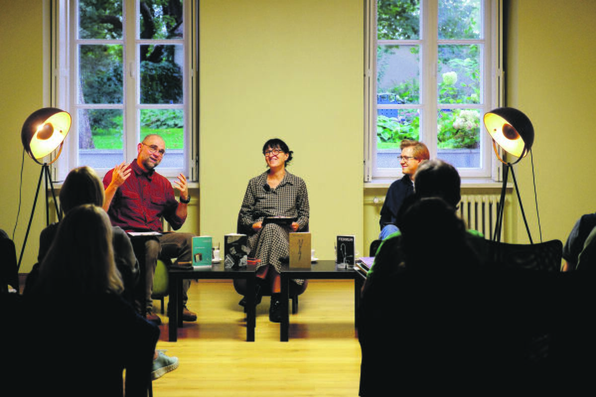 Atmosfera: išskirtinis literatūros klubo susitikimų bruožas – laisvė reikšti savo mintis, sako jo šeimininkai (iš kairės) L. Katkus, A. Cesiulė. 