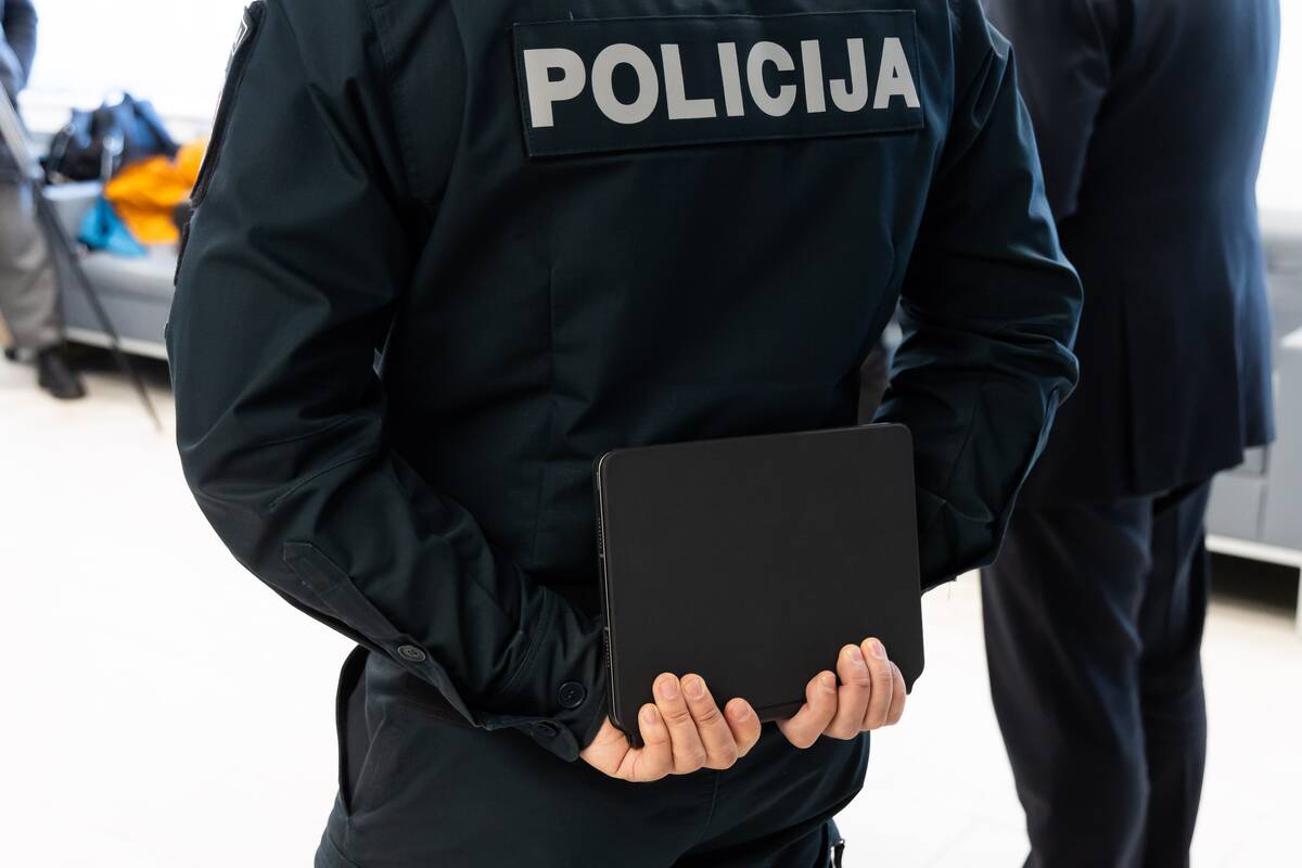 
<span>Radviliškio rajone sulaikomas vyras sužalojo policijos pareigūnus</span>
