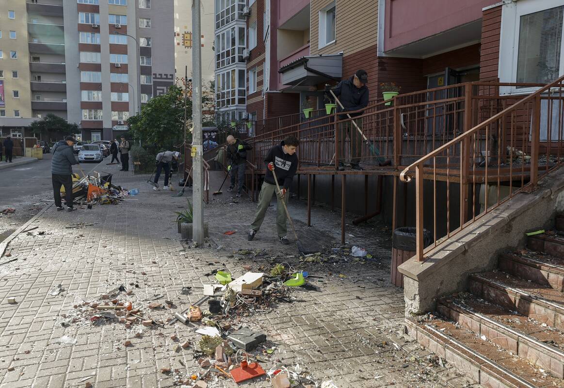 
<span>Ukrainos sostinės meras teigia, kad Rusijos smūgiai drasko Kyjivą</span>
