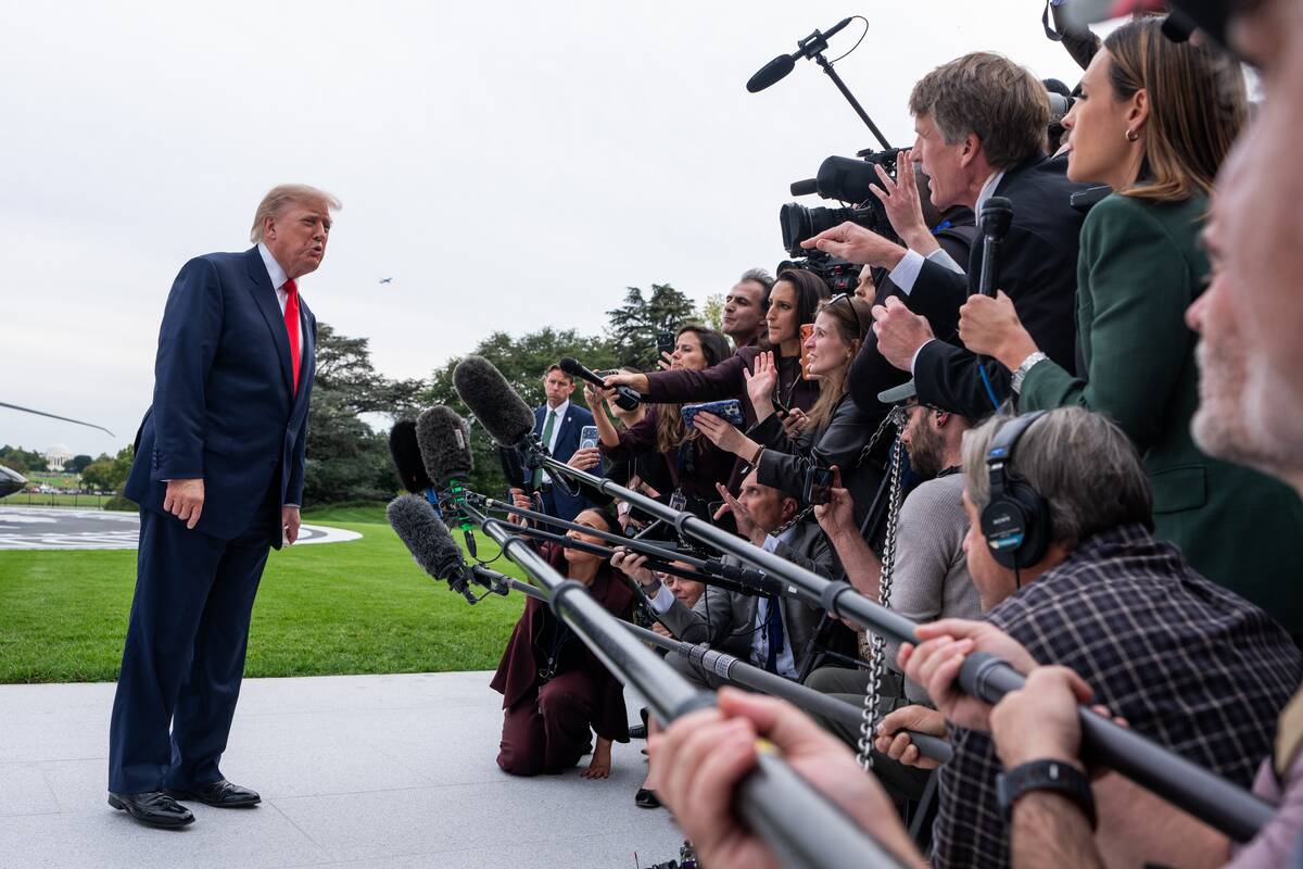 Donaldas Trumpas kalbasi su žurnalistais Baltųjų rūmų pietinėje pievelėje.