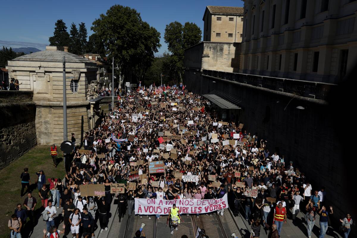 
<span>Prancūzijoje stiprėja protestuojančius moksleivius palaikančios demonstracijos</span>
