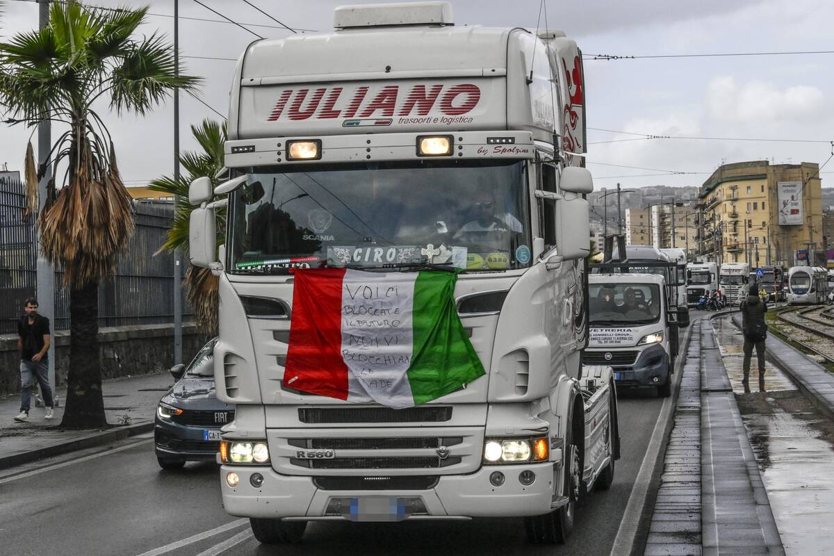 
<span>Italijos sunkvežimių vairuotojai nutraukė protestus</span>
