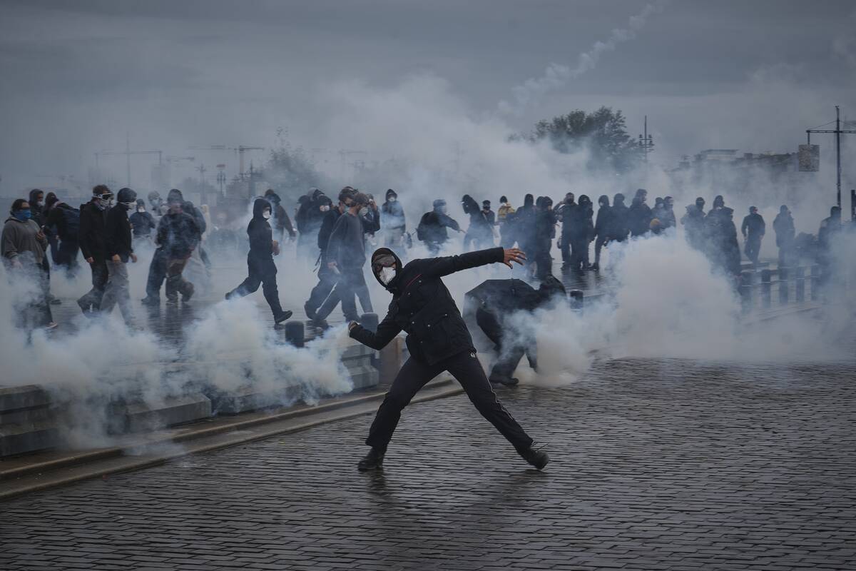
<span>Prancūzijoje per protestus policija sulaikė daugiau nei 1,3 tūkst. žmonių</span>
