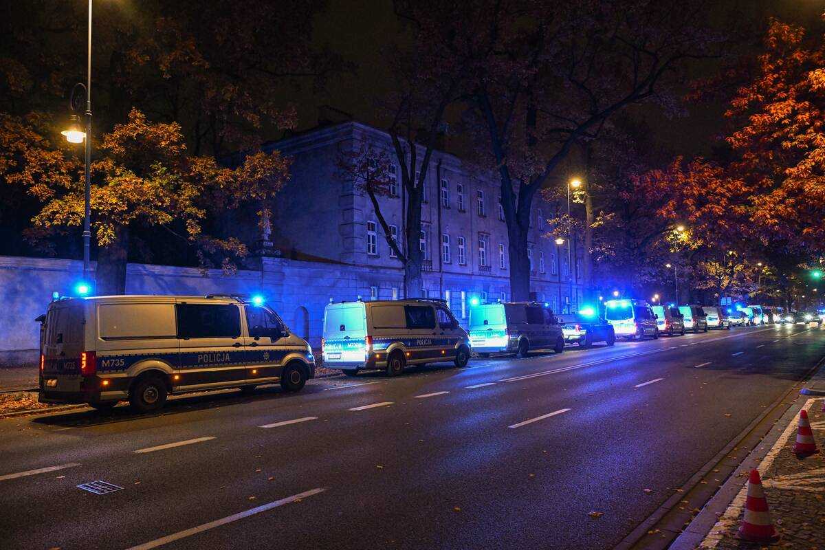 
<span>Lenkijoje nušalintas Konstitucinio Teismo pirmininkas, prie pastato dislokuota riaušių policija</span>
