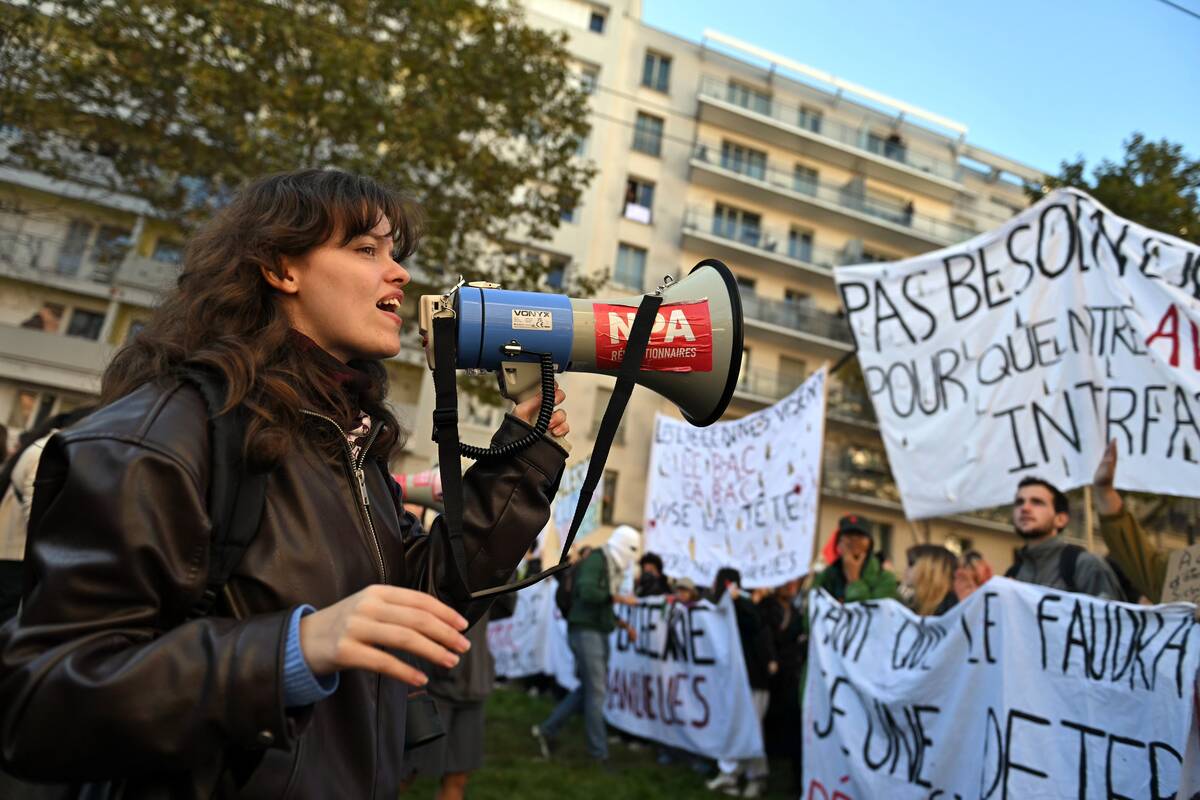 
<span>Tūkstančiai žmonių vėl susirinko į protestus Prancūzijoje</span>
