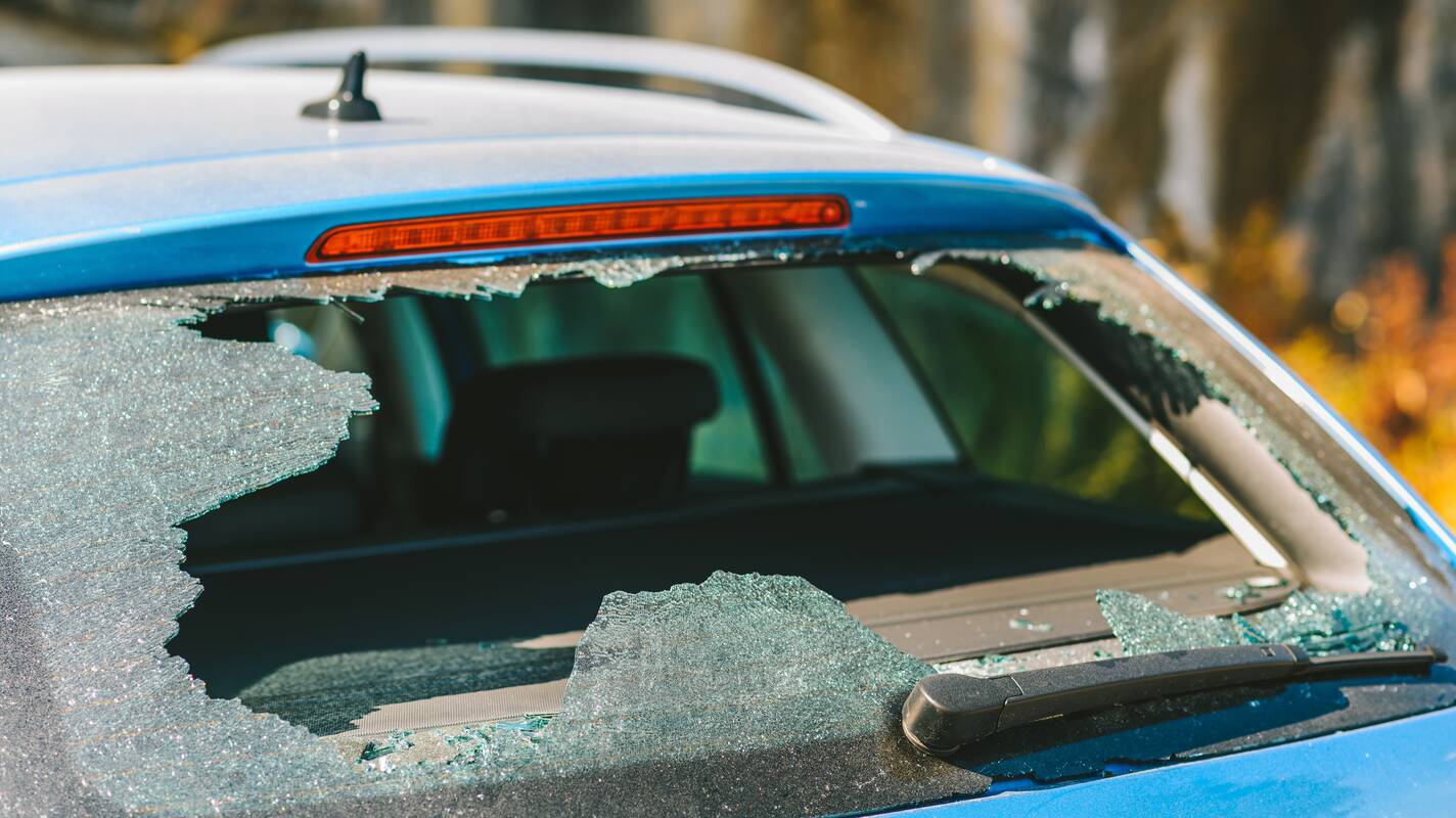 
<span>Dėl bagažinės užuolaidos ilgapirščiai išdaužė automobilio langą</span>
