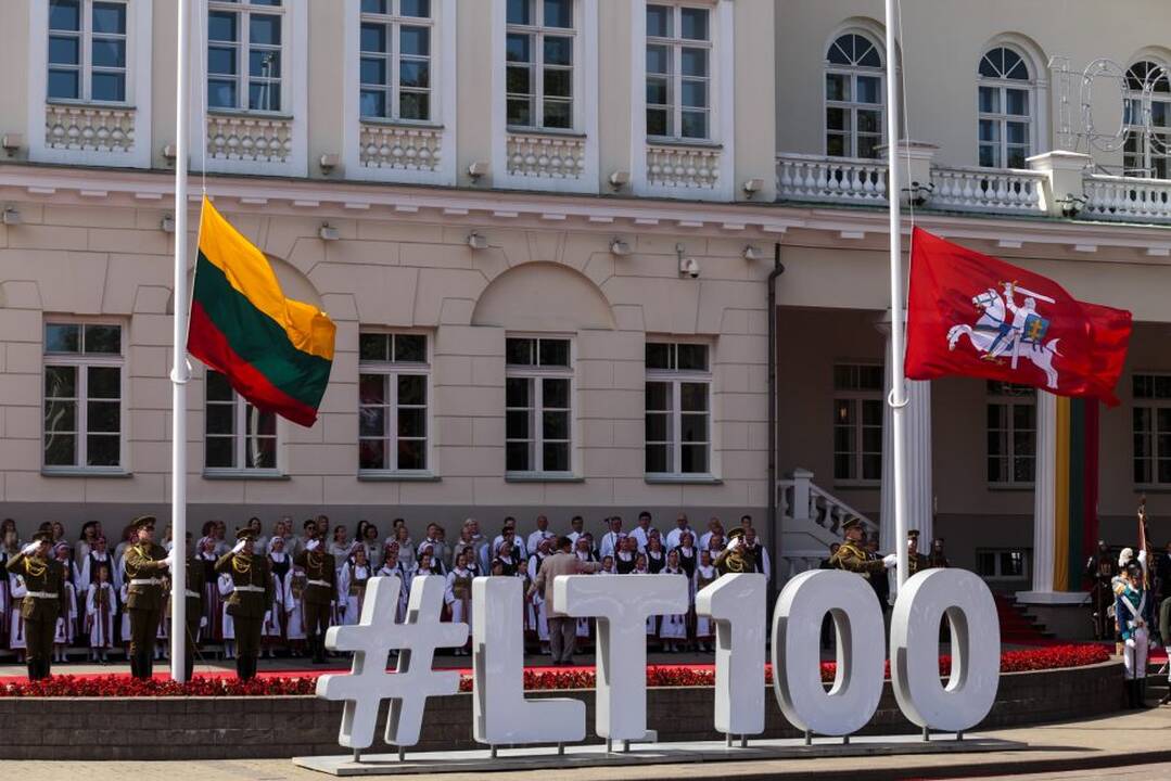 S. Daukanto aikštėje - iškilminga valstybės vėliavų pakėlimo ceremonija