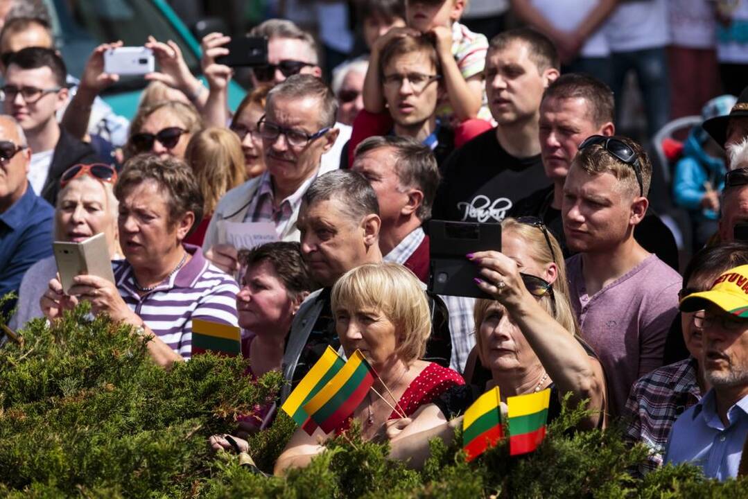 S. Daukanto aikštėje - iškilminga valstybės vėliavų pakėlimo ceremonija