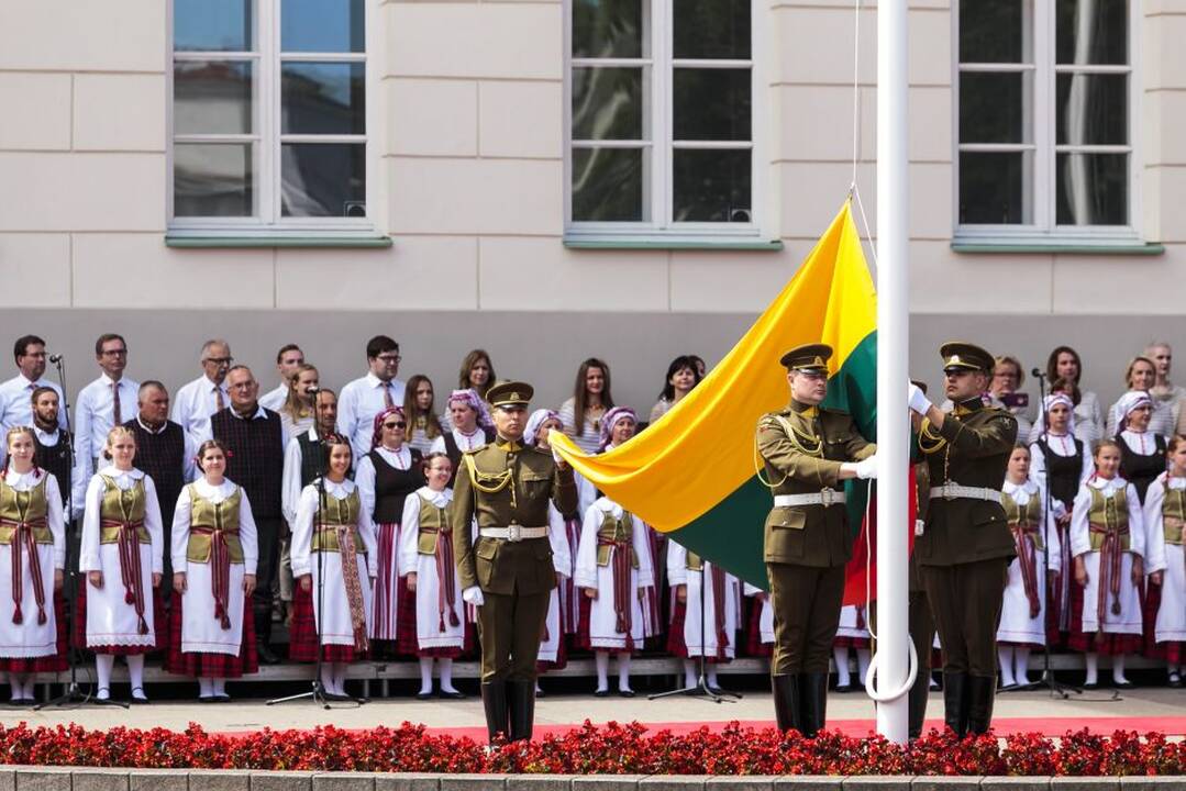 S. Daukanto aikštėje - iškilminga valstybės vėliavų pakėlimo ceremonija