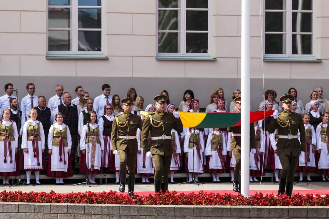 S. Daukanto aikštėje - iškilminga valstybės vėliavų pakėlimo ceremonija