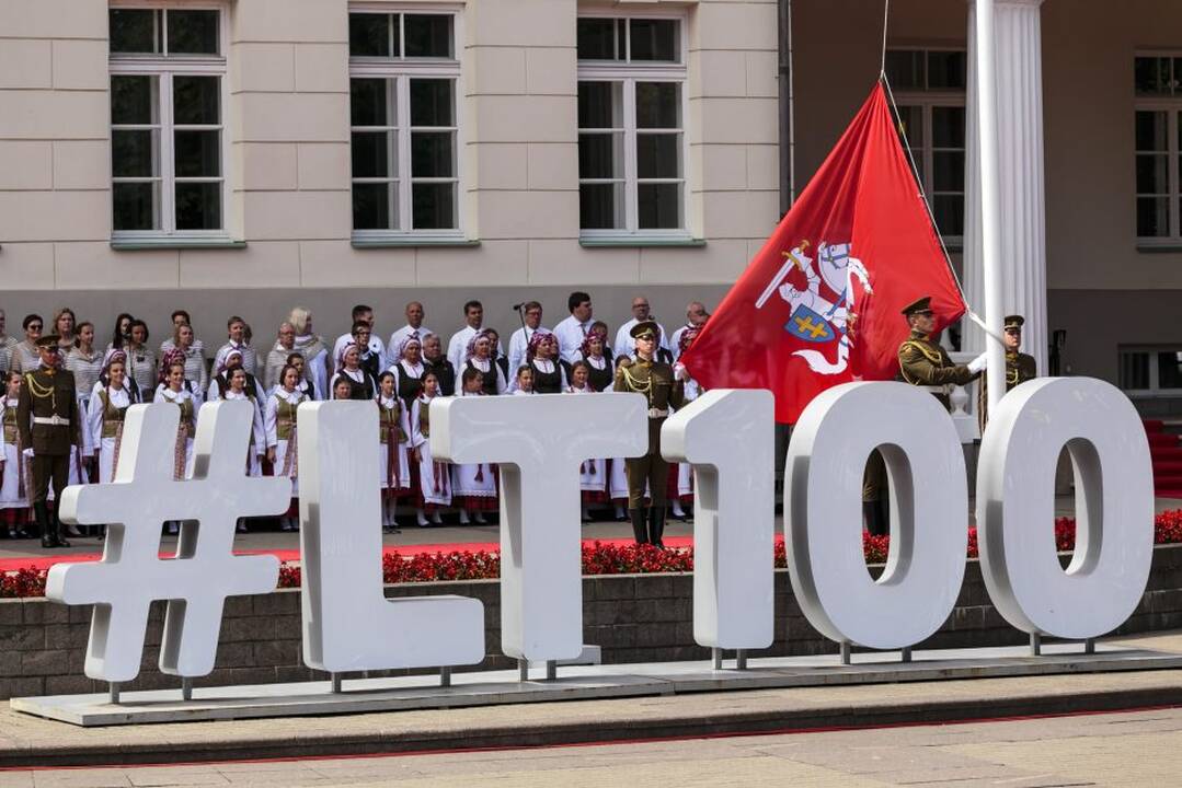 S. Daukanto aikštėje - iškilminga valstybės vėliavų pakėlimo ceremonija