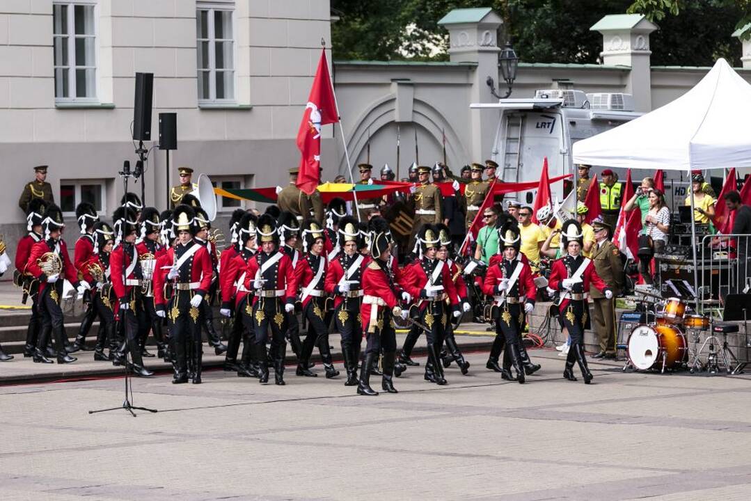 S. Daukanto aikštėje - iškilminga valstybės vėliavų pakėlimo ceremonija