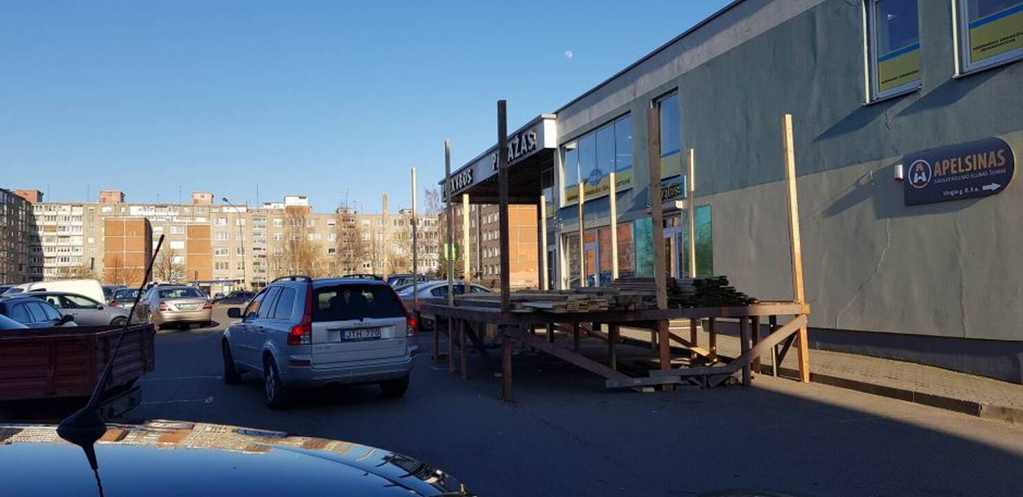 Nelaukė: nors leidimas dar neišduotas, prie Vingio gatvės 6 namo pradėjo dygti lauko terasa.