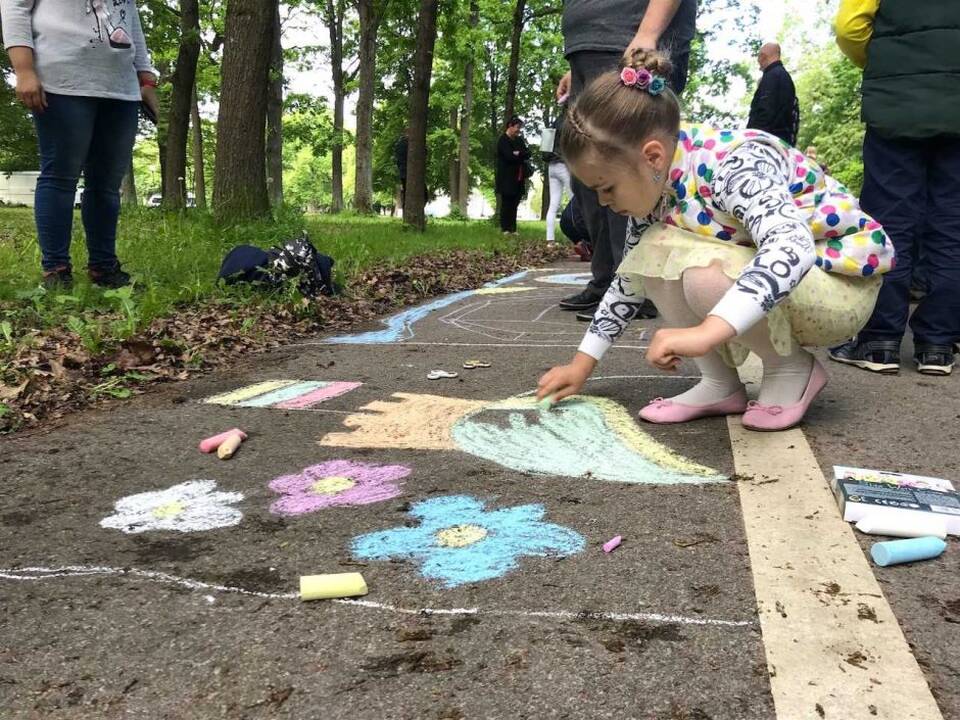 Vaikai Ąžuolyną išmargino tautiškais piešiniais
