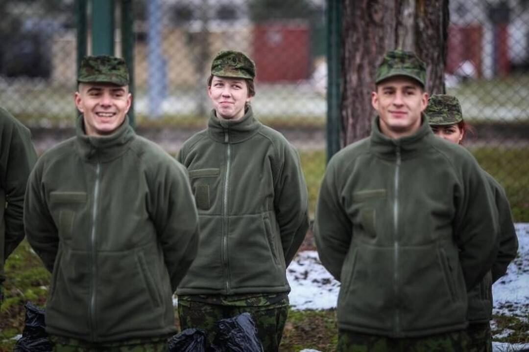 Į kariuomenės dalinius atvyko savanoriai