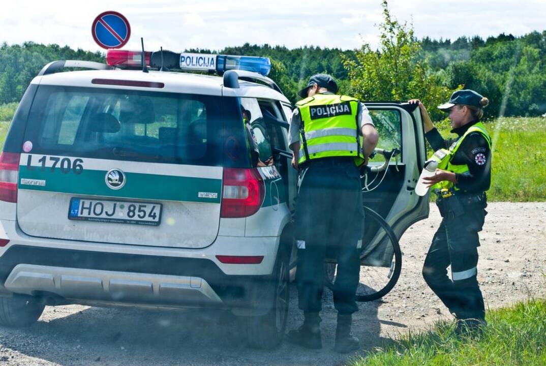 Karklėje partrenkė dviratininką ir paliko griovyje