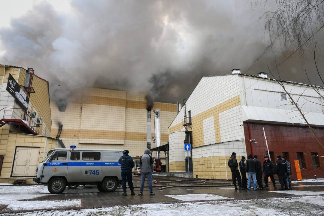 Rusijoje užsiliepsnojusiame prekybos centre – pragaras