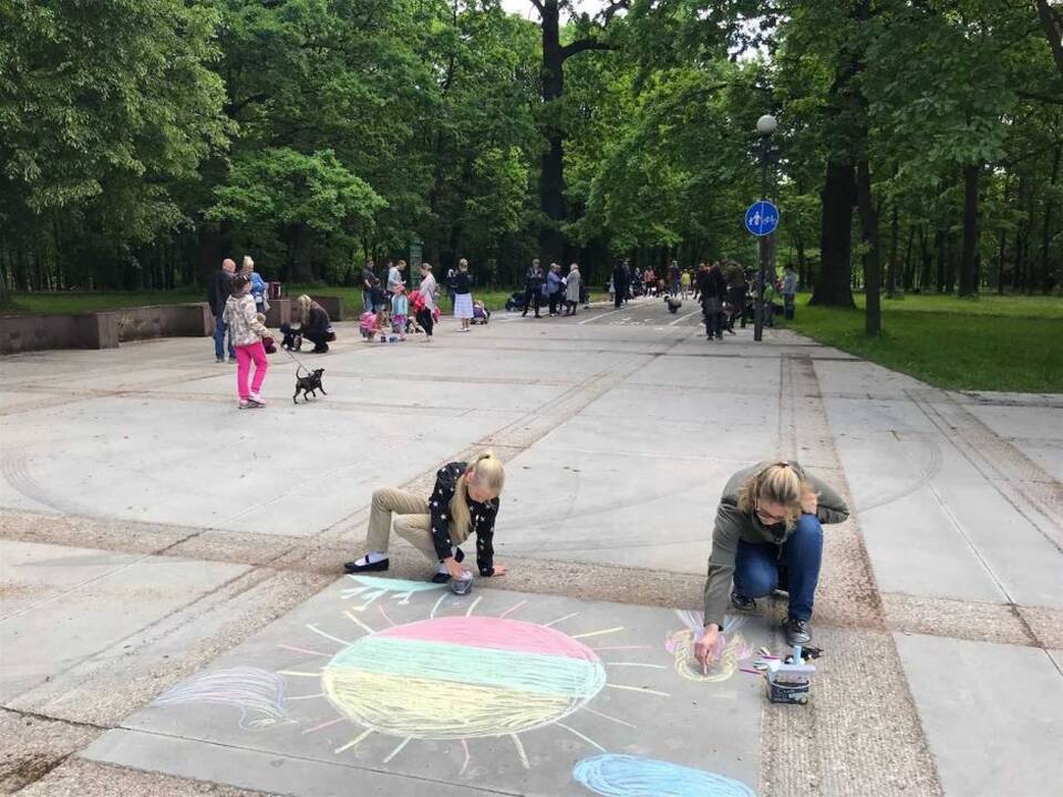 Vaikai Ąžuolyną išmargino tautiškais piešiniais