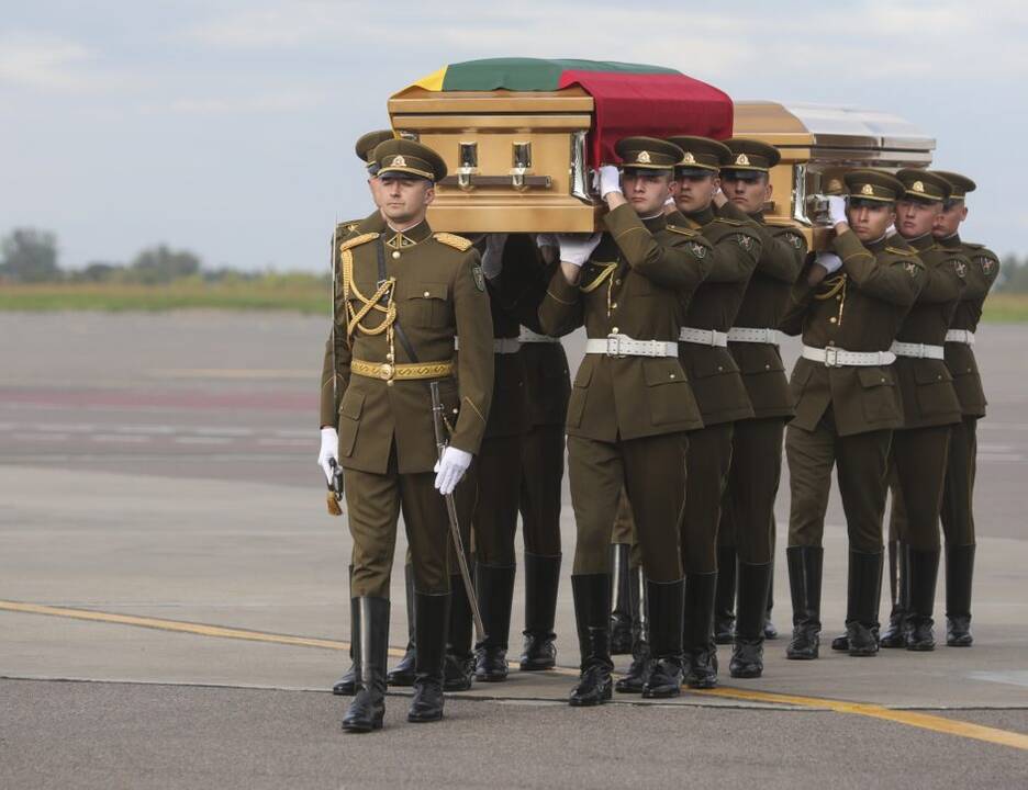 Į Lietuvą sugrįžo Biržiškų šeimos palaikai