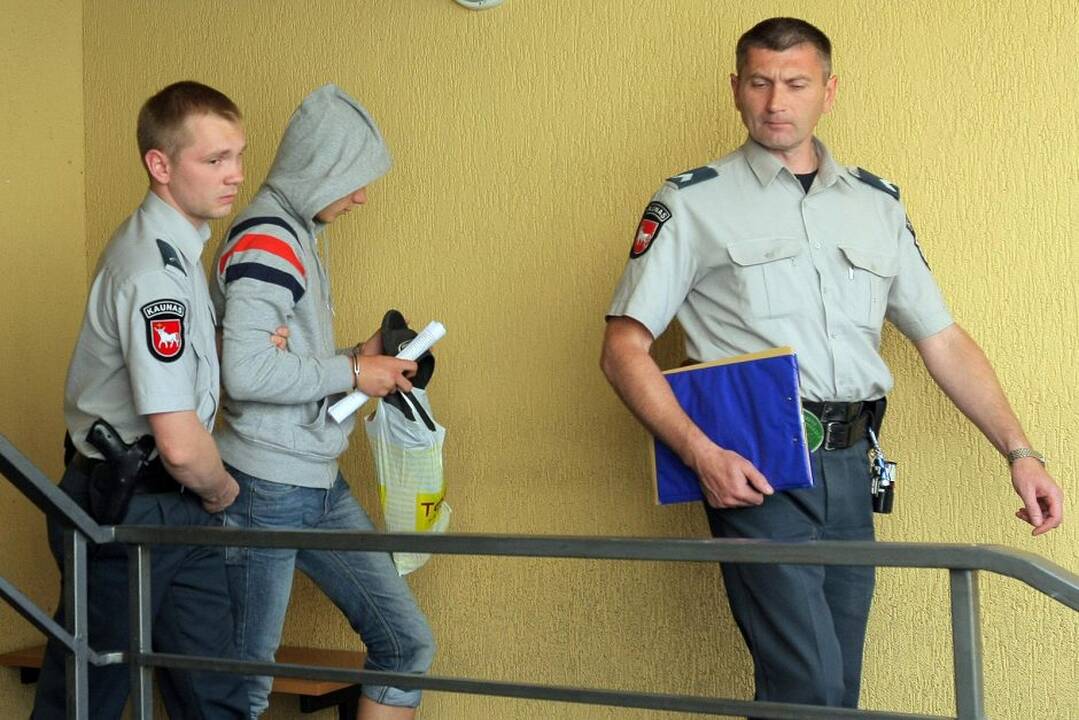Teismas leido suimti įtariamuosius jaunuolio sumušimu ir prievartavimu