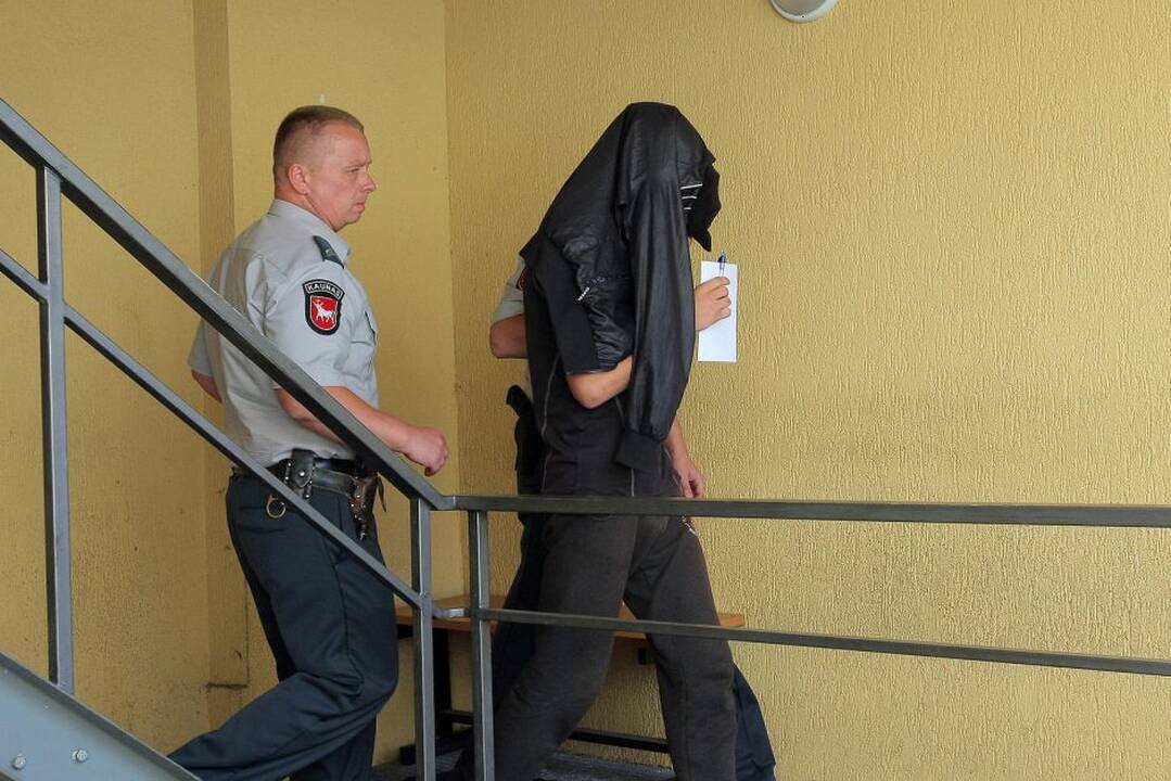 Teismas leido suimti įtariamuosius jaunuolio sumušimu ir prievartavimu