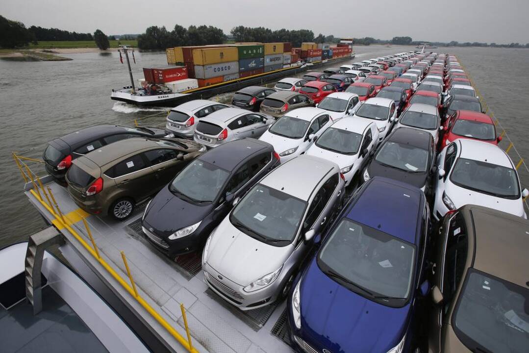 Naujus automobilius pardavėjai pirmiausia įregistruoja Latvijoje, o tada – Lietuvoje