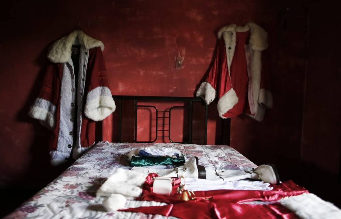 Kalėdų Senelio paslaptis po paltu