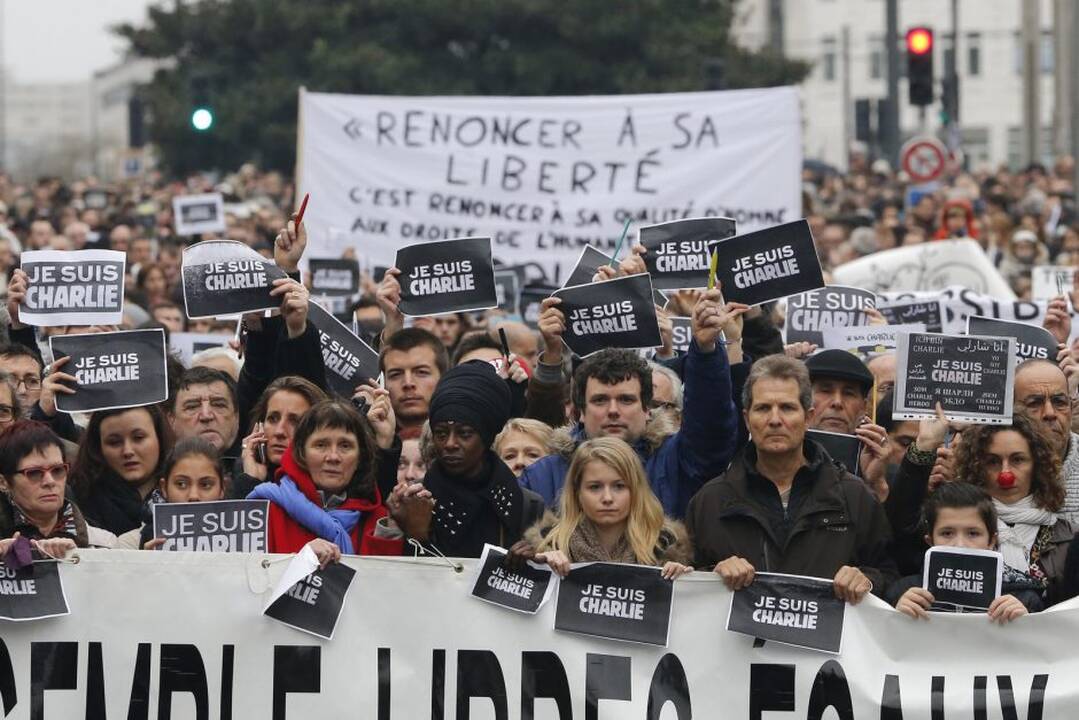 Prancūzijoje per 200 tūkst. žmonių išėjo į gatves protestuoti