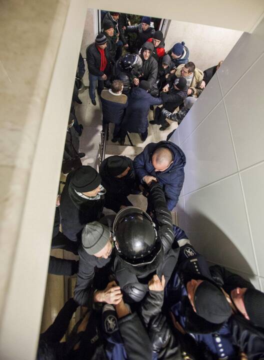 Protestuotojai įsilaužė į Moldovos parlamentą