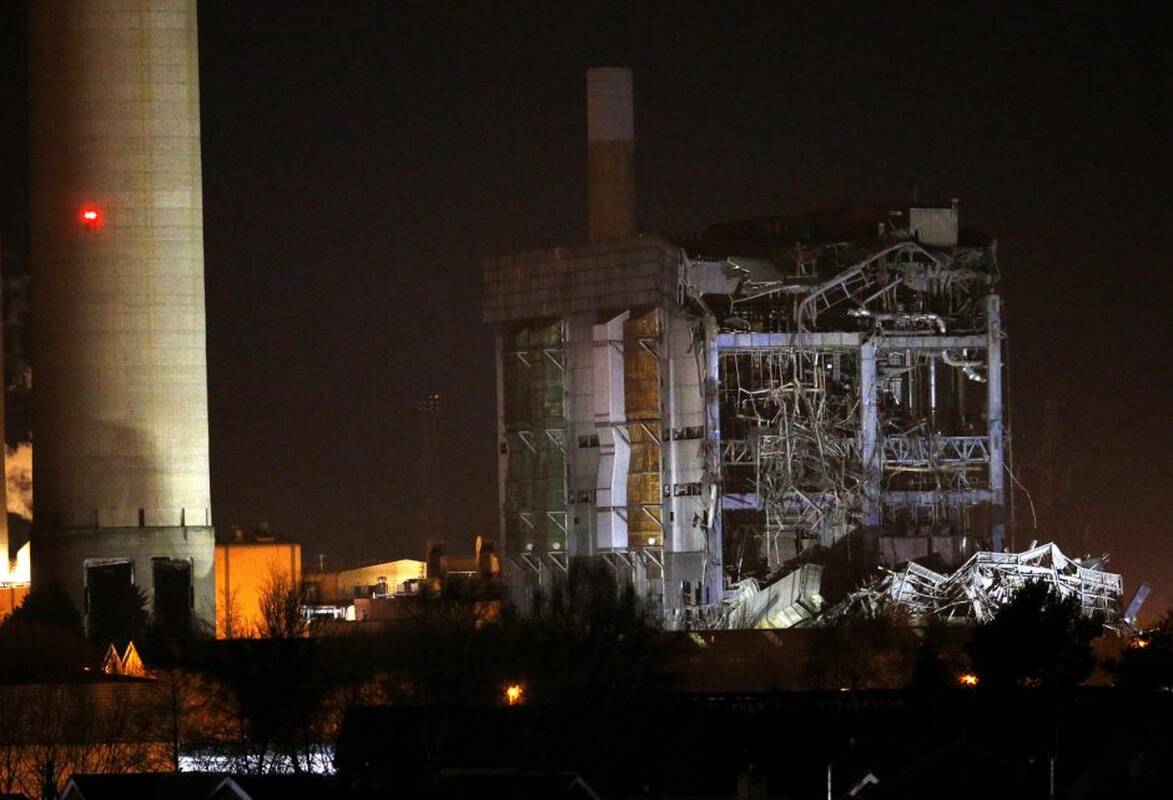 Britanijoje sugriuvo dalis elektrinės