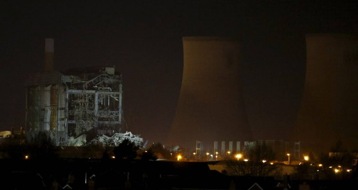 Britanijoje sugriuvo dalis elektrinės