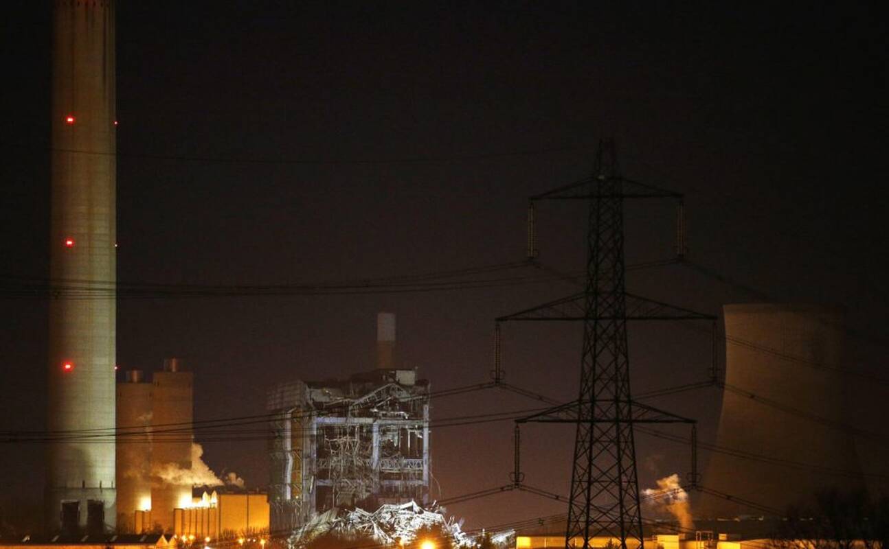 Britanijoje sugriuvo dalis elektrinės