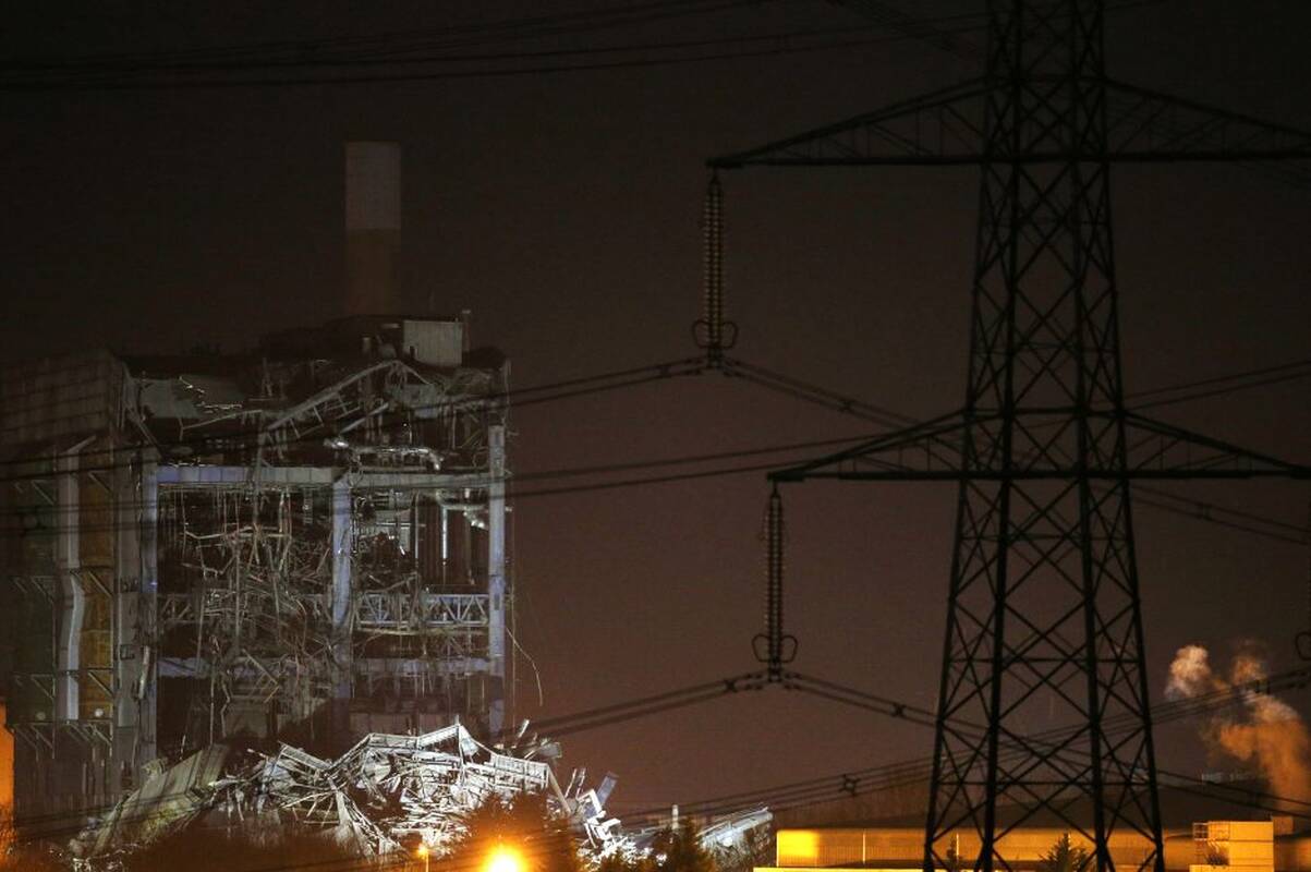 Britanijoje sugriuvo dalis elektrinės