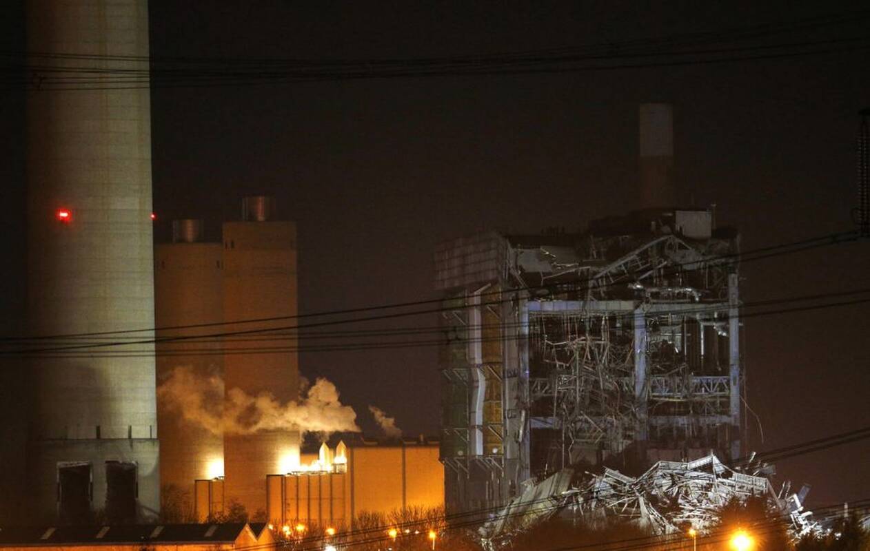 Britanijoje sugriuvo dalis elektrinės