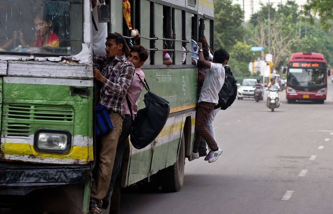  Indijoje vyrai bandė sustabdyti autobusą su studentėmis iš JAV